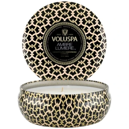 Voluspa Maison 3-Wick Tin Duftkerze, Ambre Lumiere -Dekoration Verkauf voluspa maison 3 wick tin duftkerze ambre lumiere 0